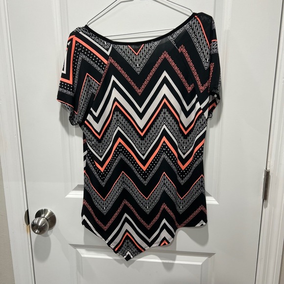 Rue Juju Geometric Chevron Coral Black White Short Sleeve Top Size Small‎ - Picture 3 of 8
